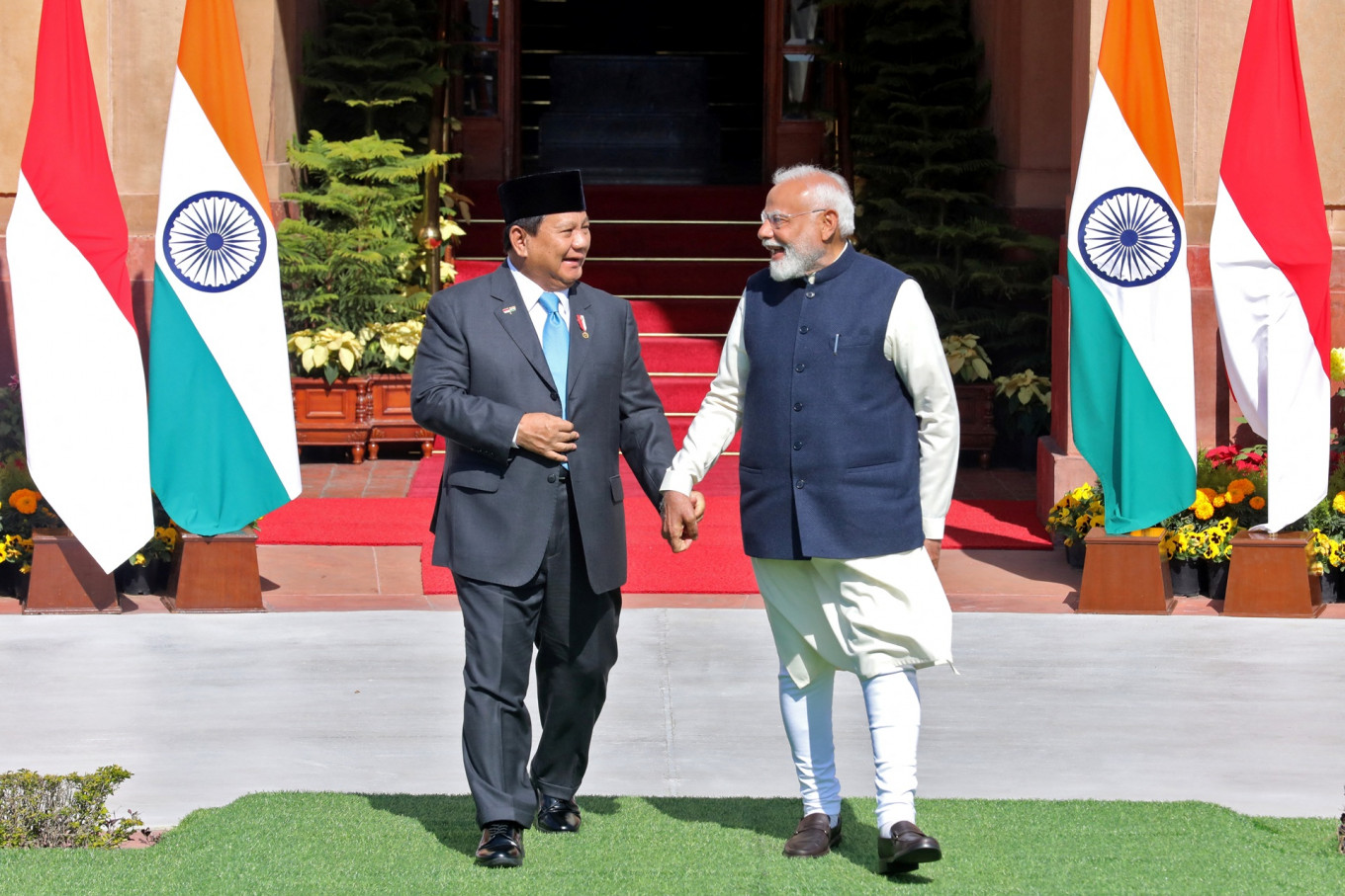 Indonesian President Prabowo Subianto and Indian officials shake hands during a state visit, discussing investment opportunities in Indonesia’s growth