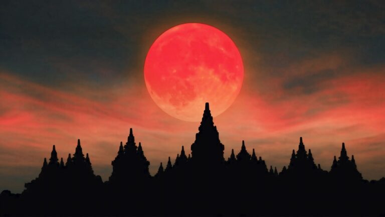 Blood,Moon,.,A,blood,Moon,Or,Supermoon,Over,Borobudur